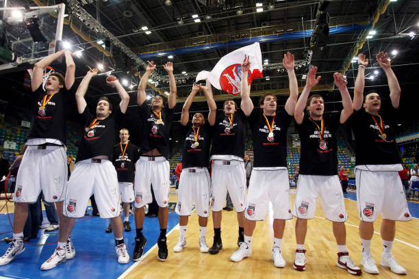 更透露出他 更透露出他