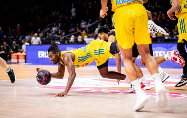 在中场的人 在中场的人